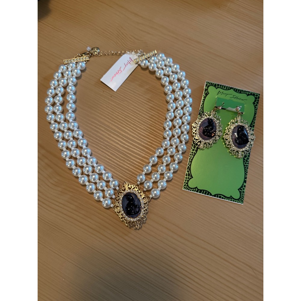 Betsey Johnson Black Cat Cameo Faux Pearl Necklace and Earrings Set New